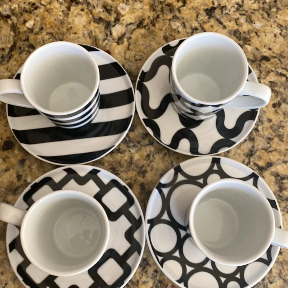Crate & Barrel Black and White Demitasse Espresso Cup Set. 4 cups/4 saucers.